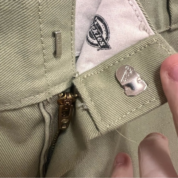 Men’s Loose Fit Dickies Shorts in khaki size 40 - Picture 3 of 8